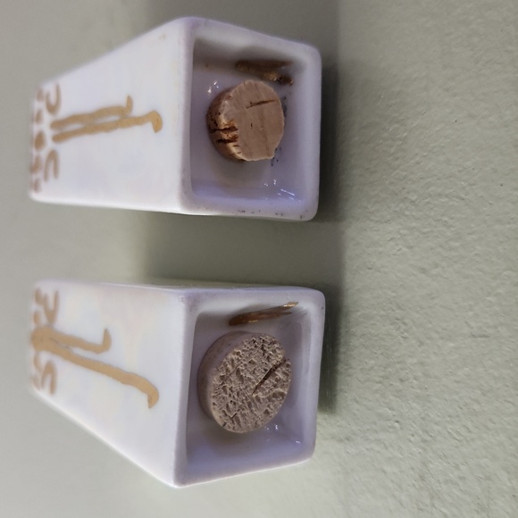 Pair of Antique salt and pepper shakers. - Picture 3 of 8